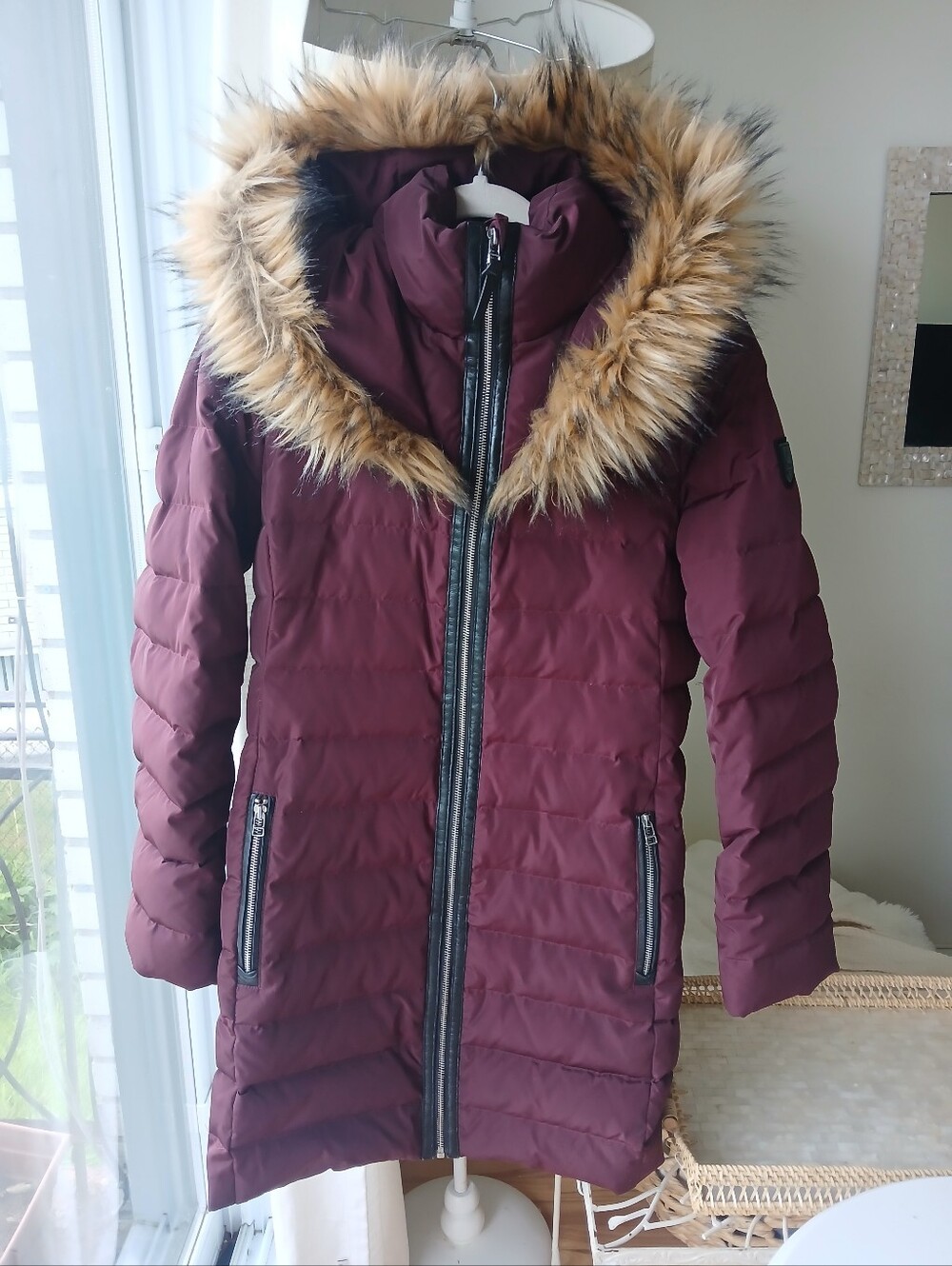Like NEW Women's DUCK DOWN Burgundy Hooded Puffer